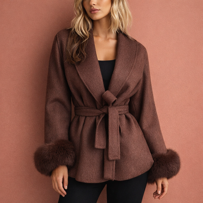 Bruine elegante lange damesmantel met comfortabele pasvorm, geschikt voor dagelijks gebruik en formele gelegenheden.