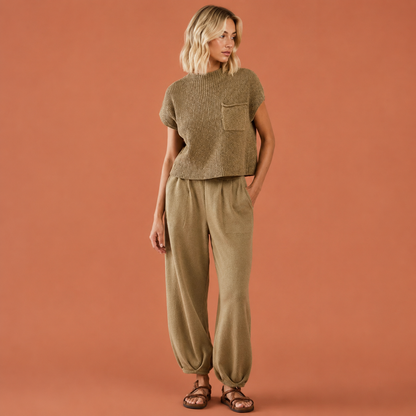 Dames gebreide set in bruin met minimalistisch design, zacht en comfortabel voor casual en stijlvolle outfits.