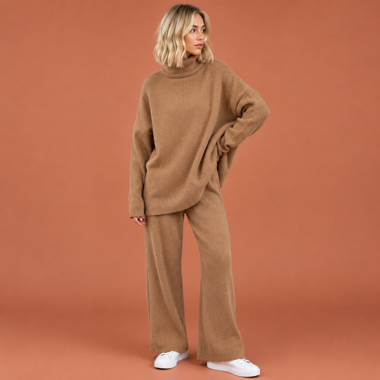 Dames gebreide damesset in bruin met minimalistisch design, zacht en comfortabel voor casual en stijlvolle outfits.