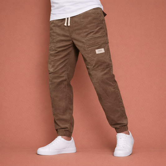 Heren corduroy broek in bruin met minimalistisch design, zacht en comfortabel voor casual en stijlvolle outfits.