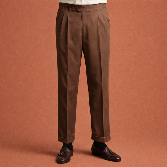 Heren pantalon in bruin met minimalistisch design, zacht en comfortabel voor casual en stijlvolle outfits.