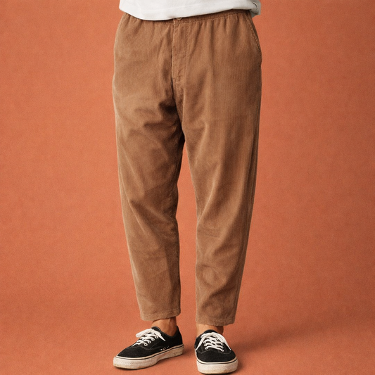 Heren ribbroek in bruin met minimalistisch design, zacht en comfortabel voor casual en stijlvolle outfits.