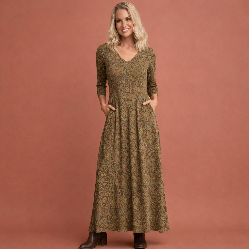 Bruine lange damesjurk met retro patroon en V-hals, perfect voor zomerse dagen en casual chic gelegenheden.