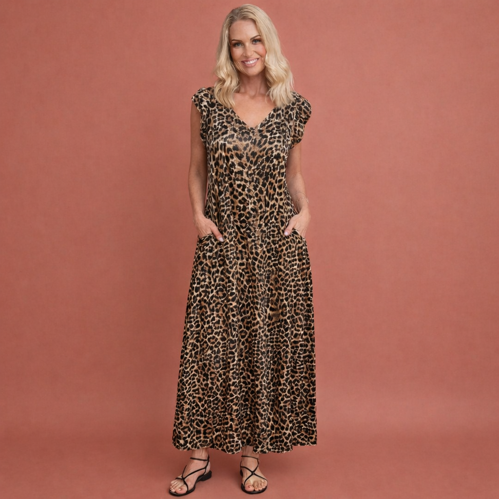Dames maxi jurk in brown leopard print met minimalistisch design, zacht en comfortabel voor casual en stijlvolle outfits.