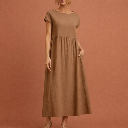 Dames midi jurk in bruin met minimalistisch design, zacht en comfortabel voor casual en stijlvolle outfits.