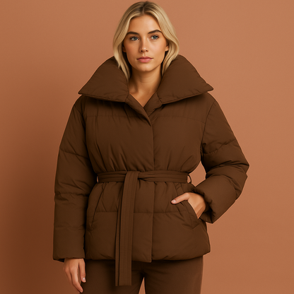 Bruine dames pufferjas met moderne uitstraling en comfortabele pasvorm, ideaal voor herfst en winter.