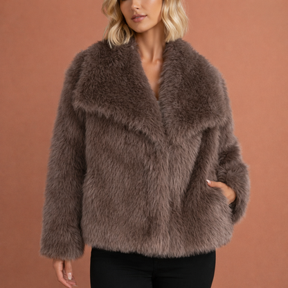 Bruine stijlvolle warme jas voor dames met comfortabele pasvorm en tijdloze uitstraling, ideaal voor herfst en winter.