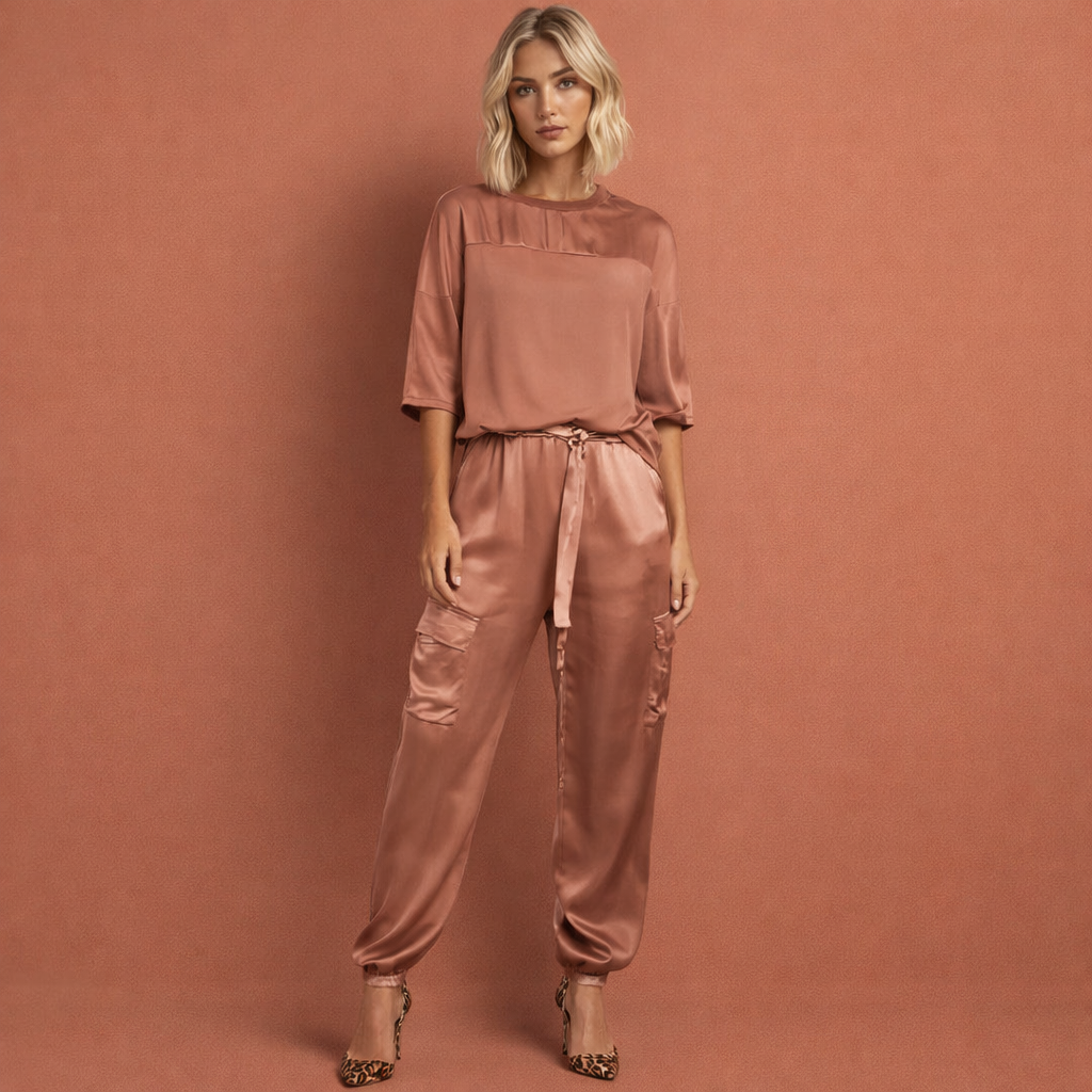 Bruine verfijnde elegante set voor dames met een comfortabele pasvorm, ideaal voor chique gelegenheden en stijlvolle outfits.