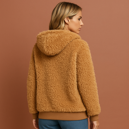 Bruine warme hoodie voor dames met zachte binnenkant en comfortabele pasvorm, ideaal voor koude dagen en casual outfits.