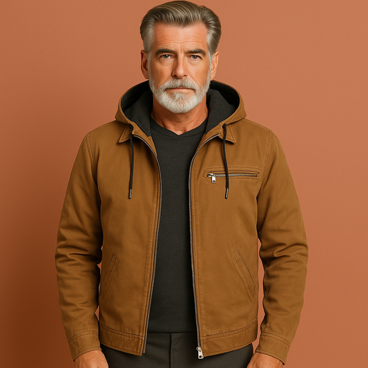 Bruine warme heren winterjas met fleecevoering en capuchon, ideaal voor koude dagen en winterse activiteiten.