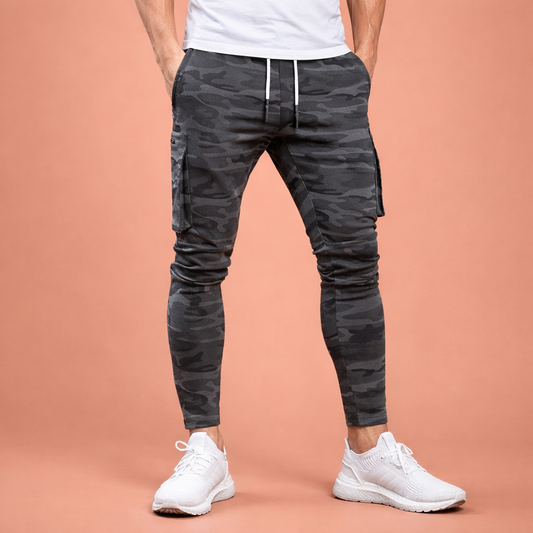 Dames joggingbroek in camouflage met minimalistisch design, zacht en comfortabel voor casual en stijlvolle outfits.