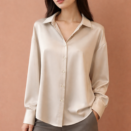 Dames blouse in champagne met minimalistisch design, zacht en comfortabel voor casual en stijlvolle outfits.