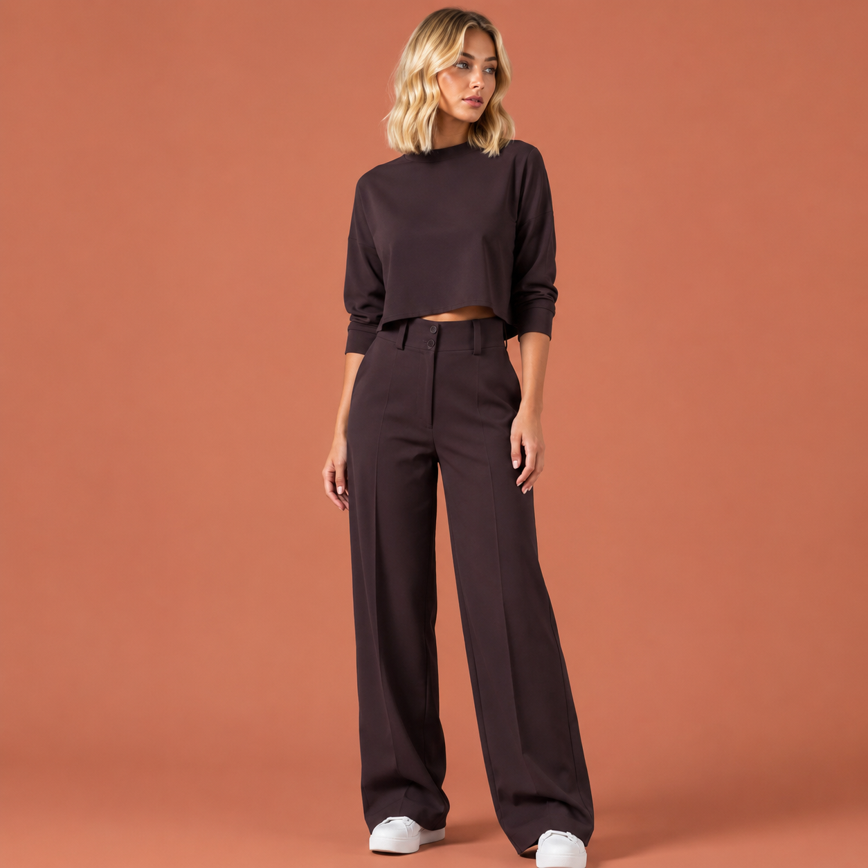 Dames set in chocoladebruin met minimalistisch design, zacht en comfortabel voor casual en stijlvolle outfits.