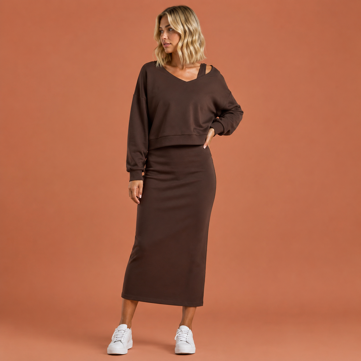Dames set in chocoladebruin met minimalistisch design, zacht en comfortabel voor casual en stijlvolle outfits.