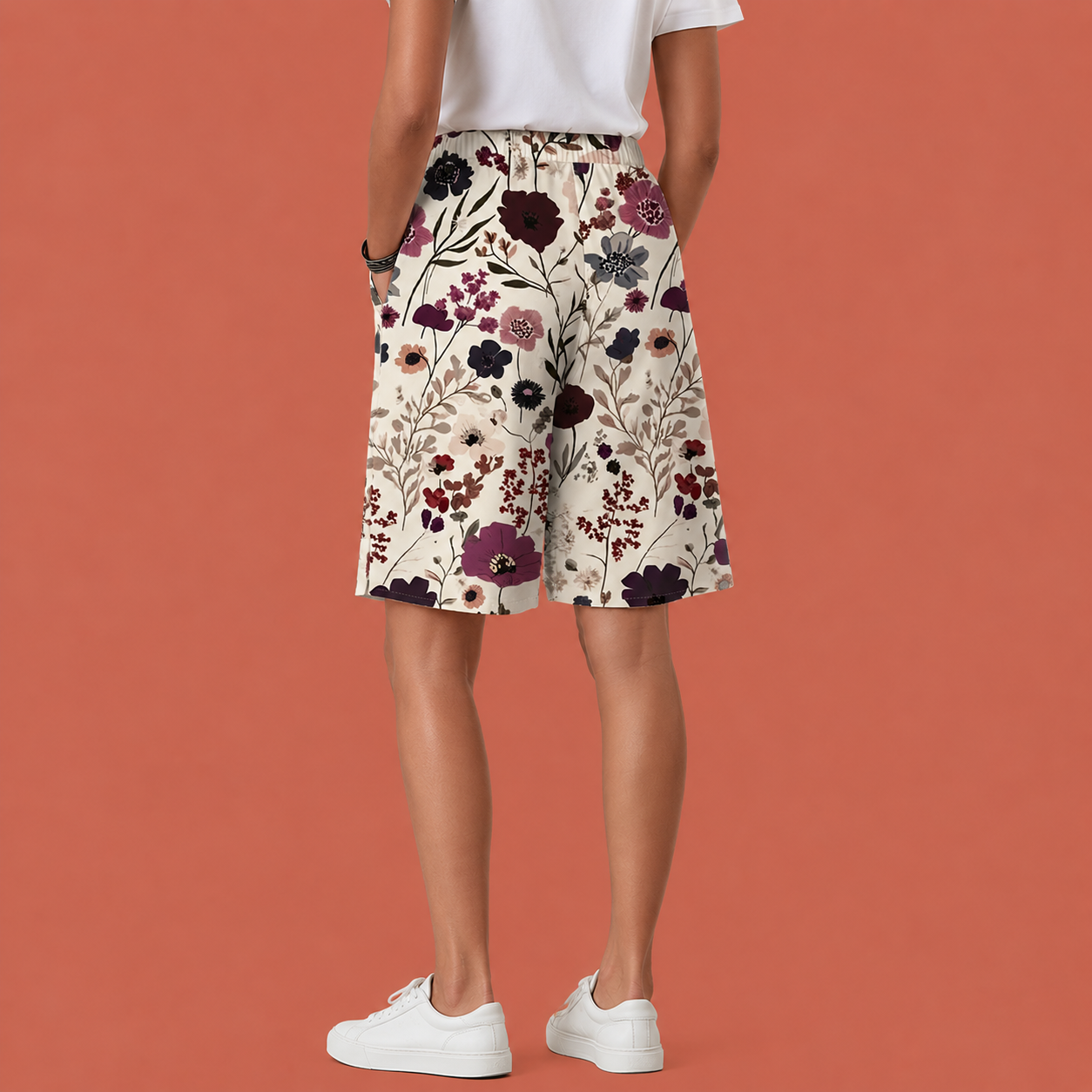 Dames shorts in crème met minimalistisch design, zacht en comfortabel voor casual en stijlvolle outfits.