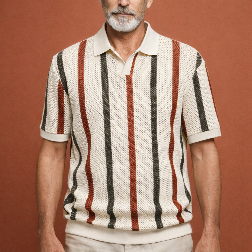Heren polo in crème met minimalistisch design, zacht en comfortabel voor casual en stijlvolle outfits.