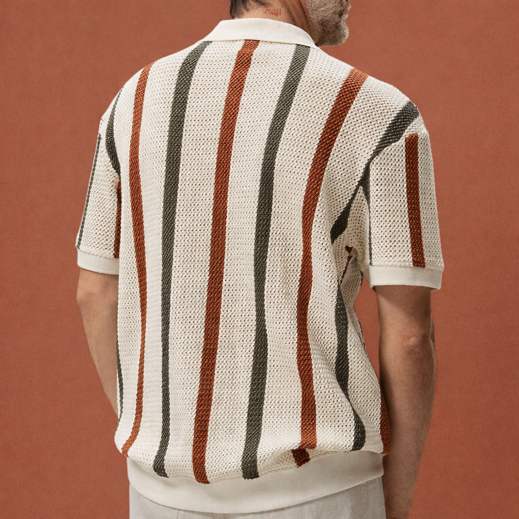 Heren polo in crème met minimalistisch design, zacht en comfortabel voor casual en stijlvolle outfits.