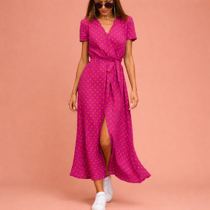 Dames maxi jurk in roze met minimalistisch design, zacht en comfortabel voor casual en stijlvolle outfits.