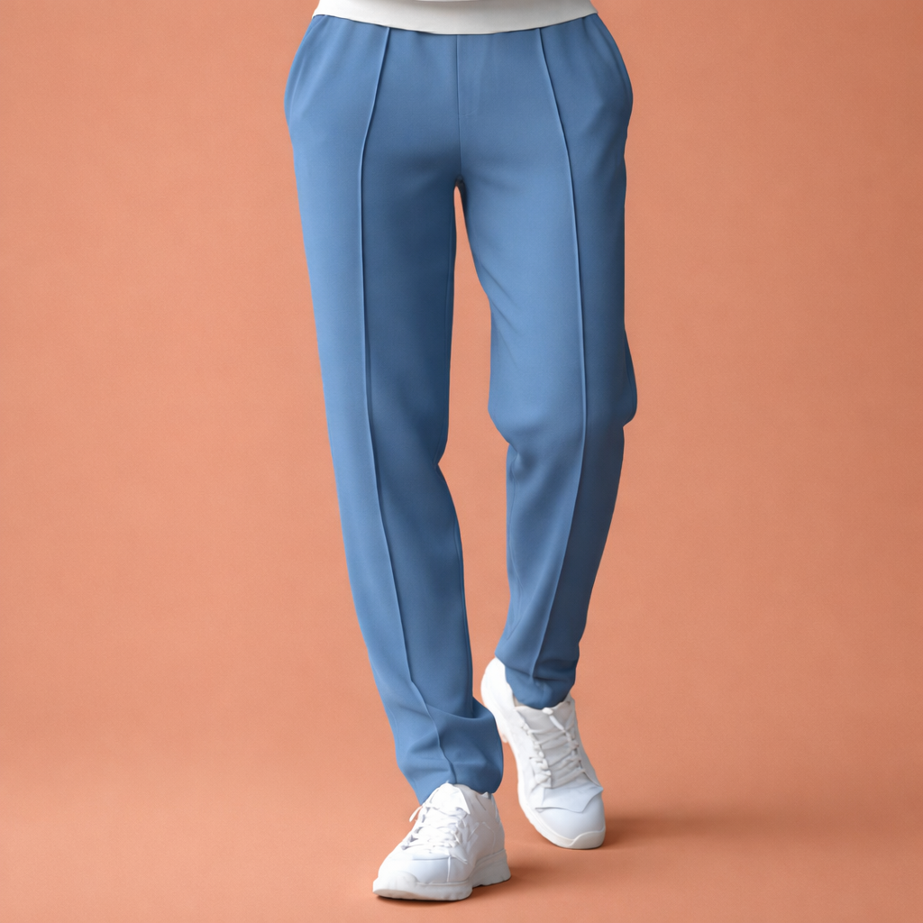 Heren broek in denimblauw met minimalistisch design, zacht en comfortabel voor casual en stijlvolle outfits.