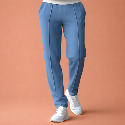 Heren broek in denimblauw met minimalistisch design, zacht en comfortabel voor casual en stijlvolle outfits.