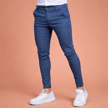 Heren chino broek in donkerblauw met minimalistisch design, zacht en comfortabel voor casual en stijlvolle outfits.