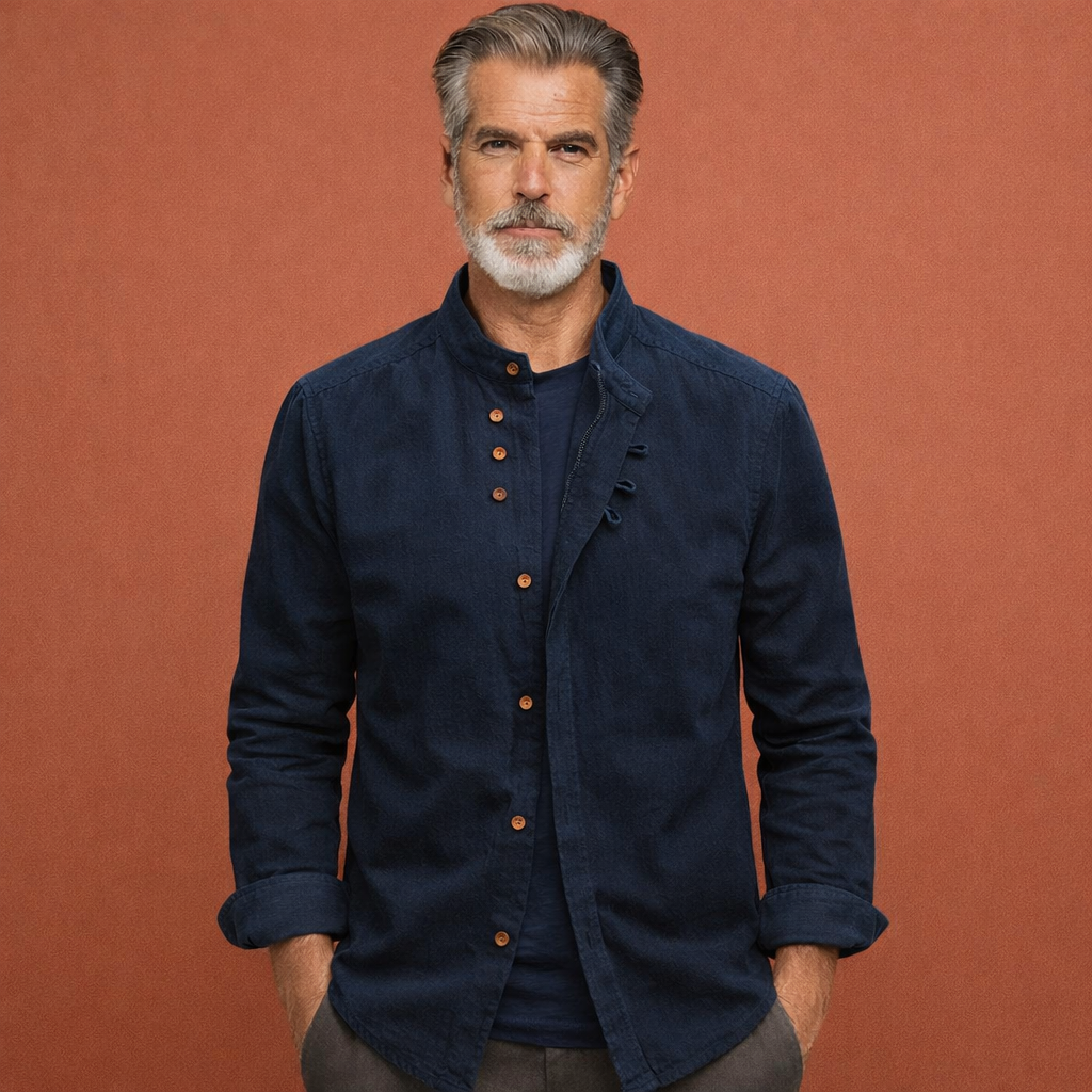 Heren overhemd in donkerblauw met minimalistisch design, zacht en comfortabel voor casual en stijlvolle outfits.