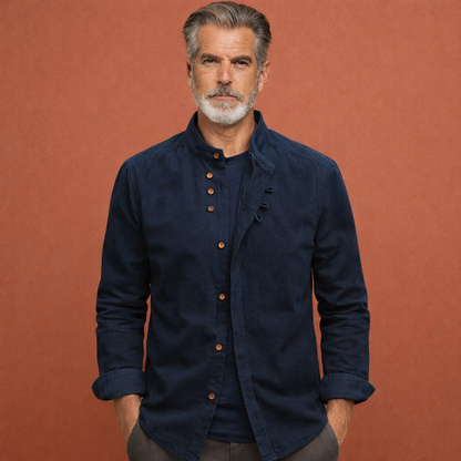 Heren overhemd in donkerblauw met minimalistisch design, zacht en comfortabel voor casual en stijlvolle outfits.