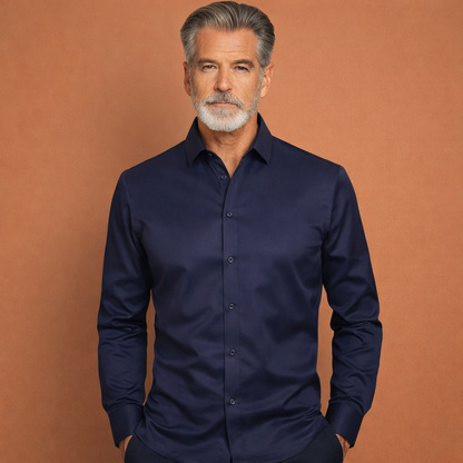 Heren overhemd in donkerblauw met minimalistisch design, zacht en comfortabel voor casual en stijlvolle outfits.