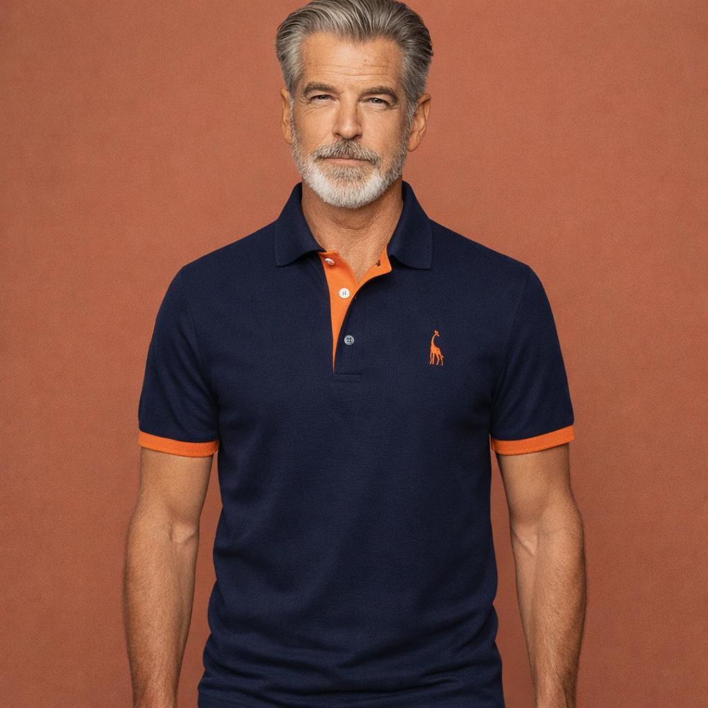 Heren poloshirt in donkerblauw met minimalistisch design, licht en comfortabel voor casual en stijlvolle outfits.