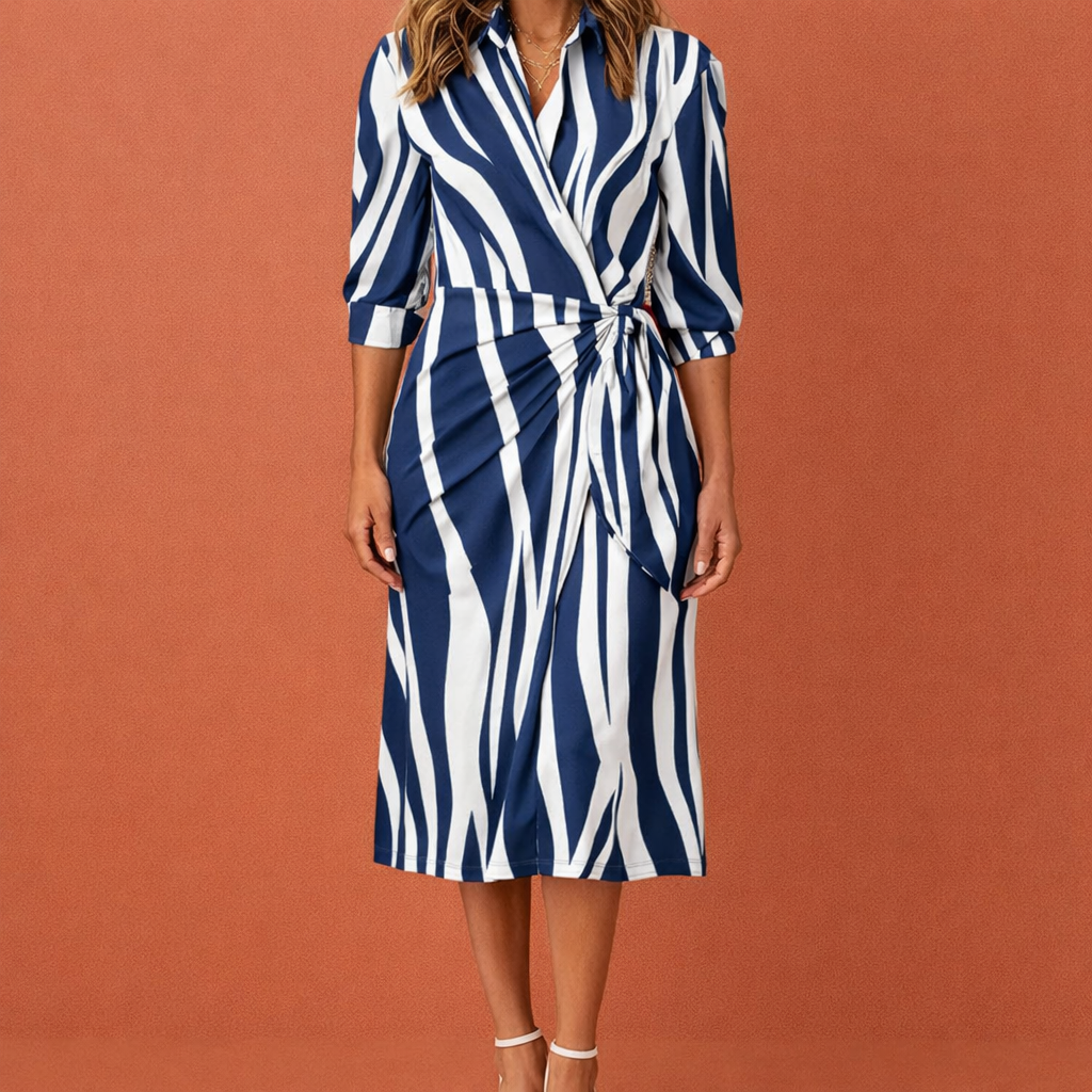 Dames wikkeljurk in donkerblauw & wit met minimalistisch design, zacht en comfortabel voor casual en stijlvolle outfits.