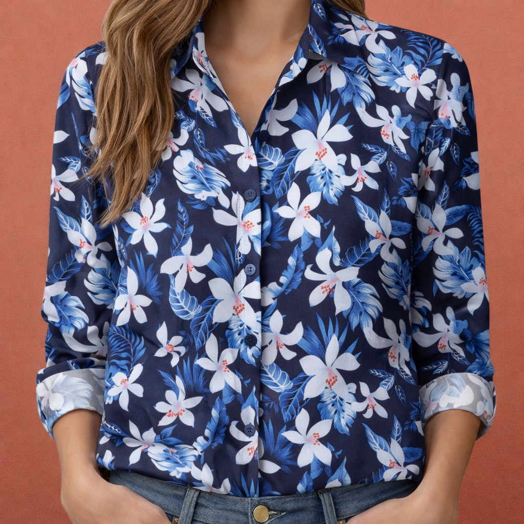 Dames blouse in donkerblauw met minimalistisch design, zacht en comfortabel voor casual en stijlvolle outfits.