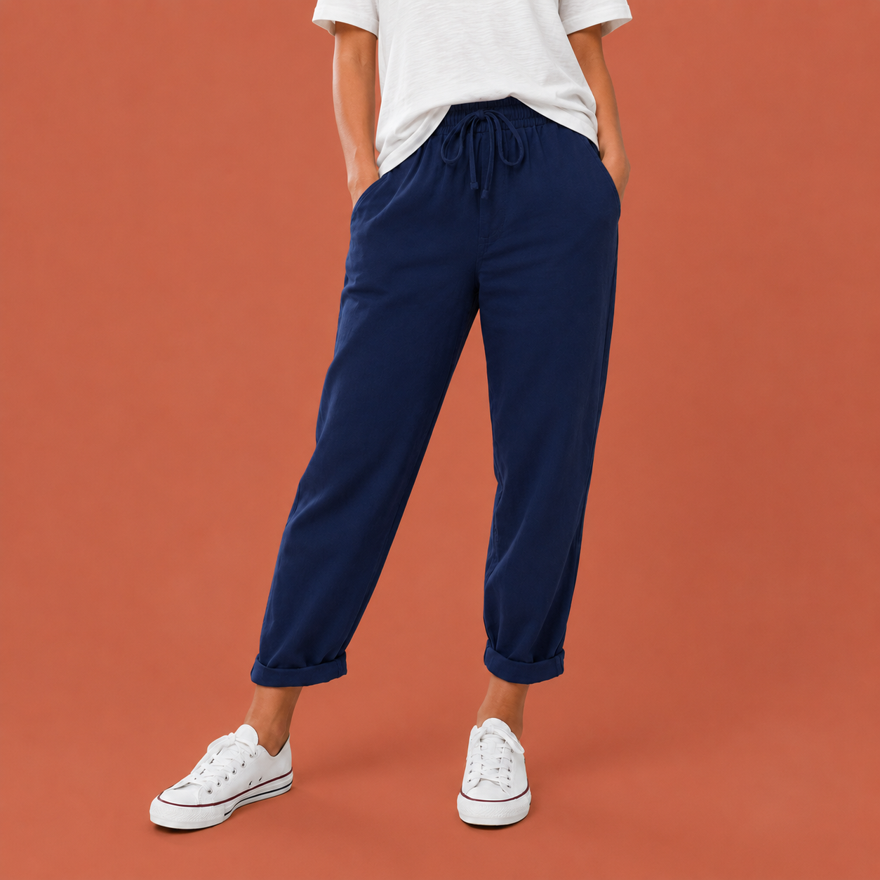 Dames broek in donkerblauw met minimalistisch design, zacht en comfortabel voor casual en stijlvolle outfits.