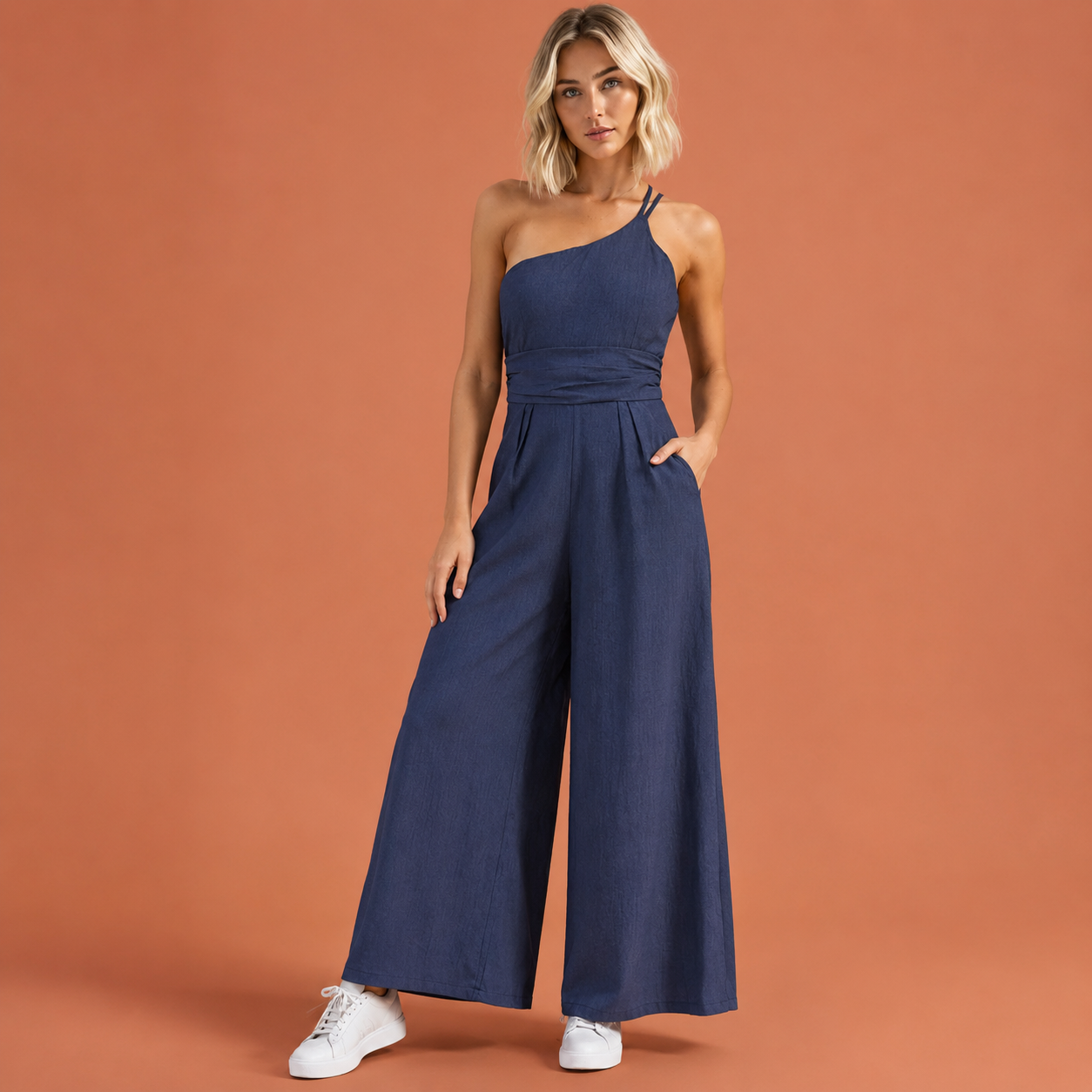 Dames jumpsuit in donkerblauw met minimalistisch design, zacht en comfortabel voor casual en stijlvolle outfits.