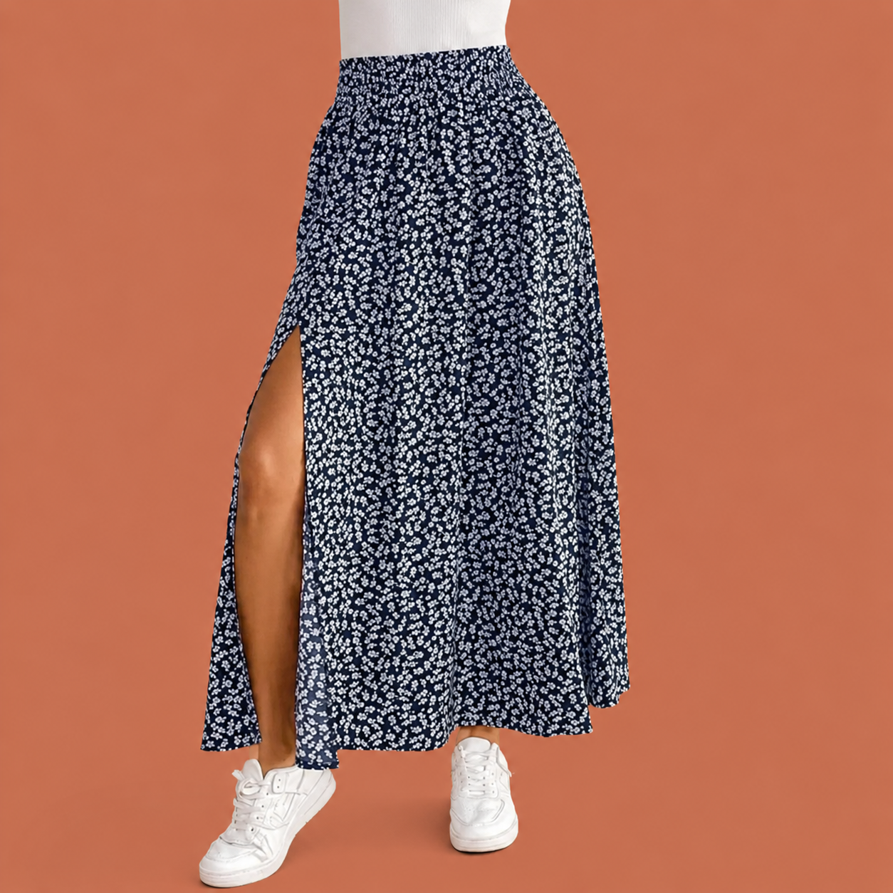 Dames maxi rok in donkerblauw met minimalistisch design, zacht en comfortabel voor casual en stijlvolle outfits.