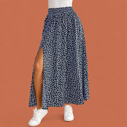 Dames maxi rok in donkerblauw met minimalistisch design, zacht en comfortabel voor casual en stijlvolle outfits.
