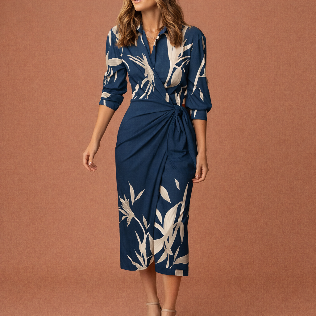Dames wikkeljurk in donker blauw met minimalistisch design, zacht en comfortabel voor casual en stijlvolle outfits.