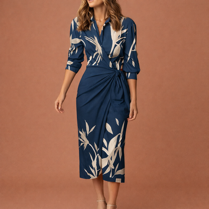 Dames wikkeljurk in donker blauw met minimalistisch design, zacht en comfortabel voor casual en stijlvolle outfits.