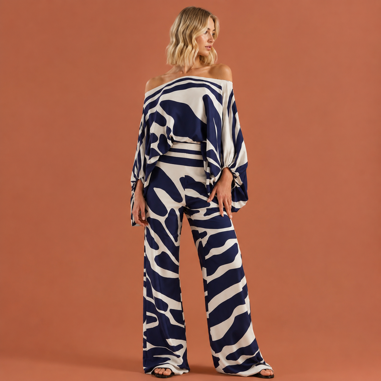 Dames satijnen tweedelige set in donkerblauw met minimalistisch design, zacht en comfortabel voor casual en stijlvolle outfits.