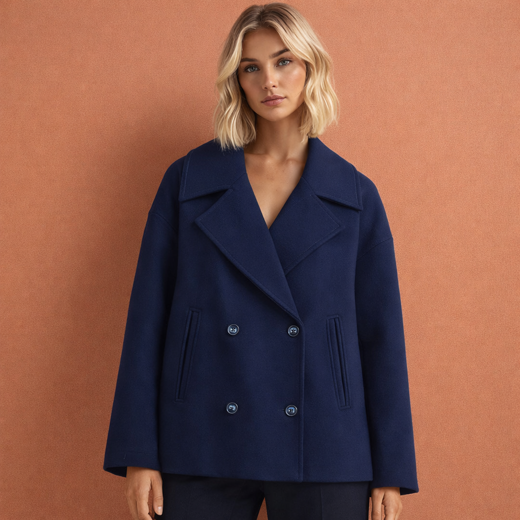 Donkerblauwe elegante korte damesjas met reverskraag en comfortabele pasvorm, geschikt voor dagelijks en formeel gebruik.