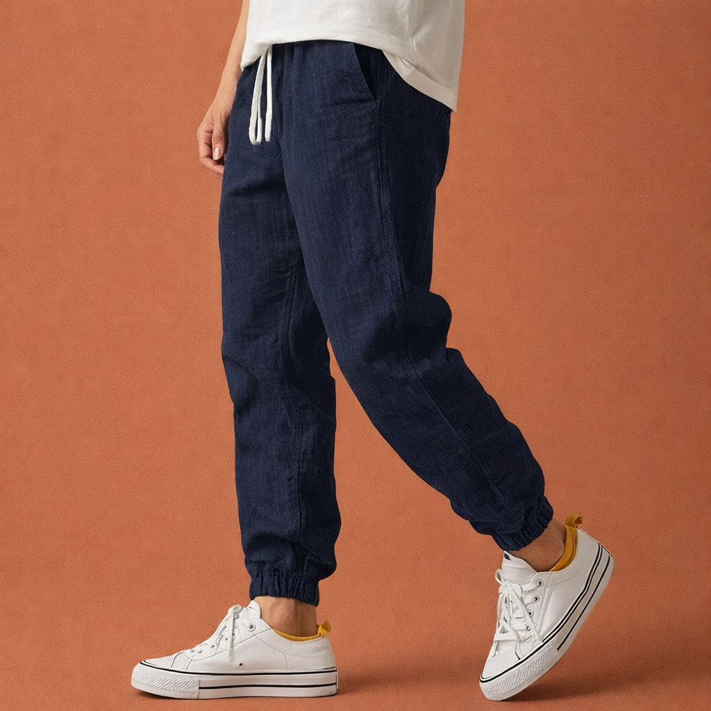 Heren broek in donkerblauw met minimalistisch design, zacht en comfortabel voor casual en stijlvolle outfits.