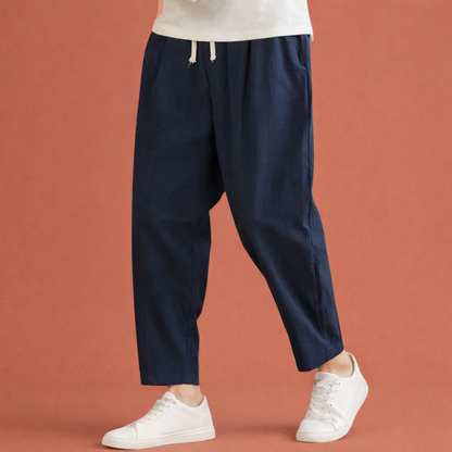 Heren broek in donkerblauw met minimalistisch design, zacht en comfortabel voor casual en stijlvolle outfits.