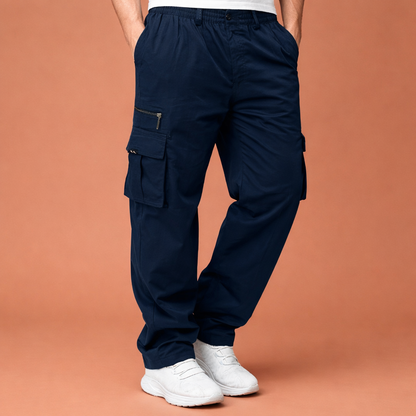 Dames cargo broek in donkerblauw met minimalistisch design, zacht en comfortabel voor casual en stijlvolle outfits.