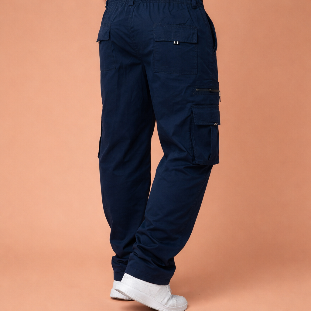 Dames cargo broek in donkerblauw met minimalistisch design, zacht en comfortabel voor casual en stijlvolle outfits.