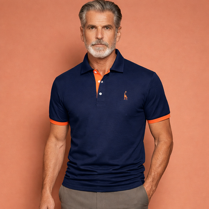 Heren polo in donkerblauw met minimalistisch design, zacht en comfortabel voor casual en stijlvolle outfits.