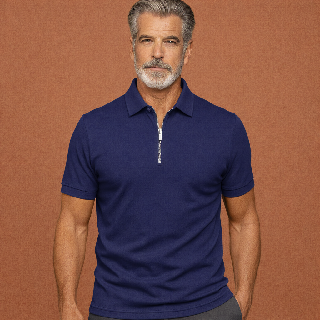 Heren polo in donkerblauw met minimalistisch design, zacht en comfortabel voor casual en stijlvolle outfits.