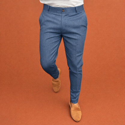 Heren broek in donkerblauw met minimalistisch design, zacht en comfortabel voor casual en stijlvolle outfits.