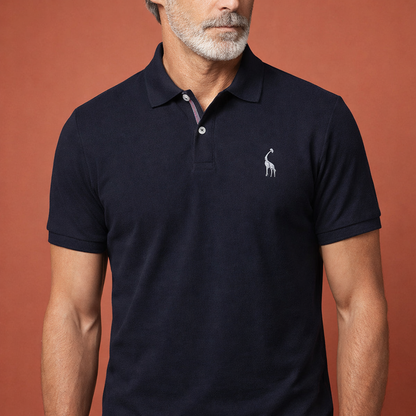 Herenpolo in donkerblauw met modern design, comfortabel en stijlvol voor casual en verzorgde outfits.