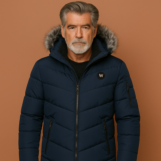 Donkerblauwe lange heren winterjas met afneembare capuchon en warme voering, perfect voor koude dagen en outdoor gebruik.