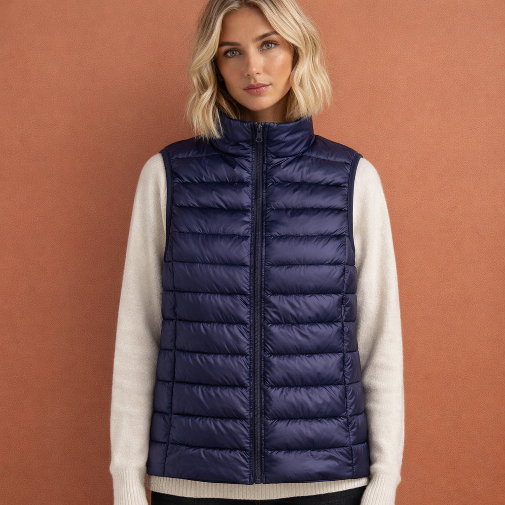 Donkerblauwe dames mouwloze bodywarmer met ritssluiting en comfortabele pasvorm, ideaal voor dagelijks gebruik en koude dagen.
