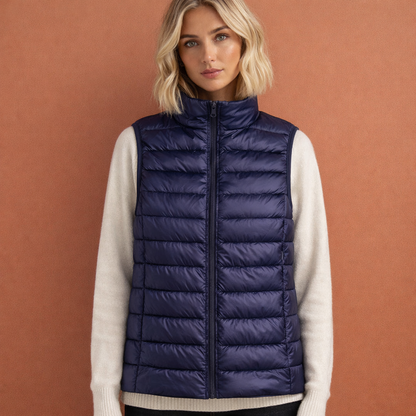 Donkerblauwe dames mouwloze bodywarmer met ritssluiting en comfortabele pasvorm, ideaal voor dagelijks gebruik en koude dagen.